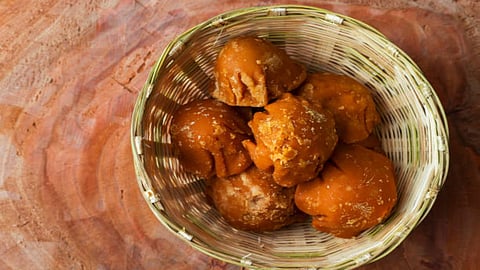 jaggery contains essential minerals like calcium, potassium, phosphorous, magnesium, iron, zinc, copper, and vitamins like folic acid, B-complex, etc.