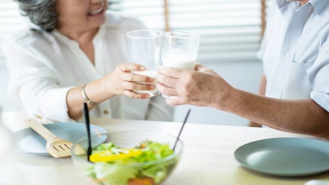 Paneer, also known as cottage cheese, is packed with good-quality casein protein, minerals, and calcium that can support muscle growth, strengthen bones, and improve immunity.