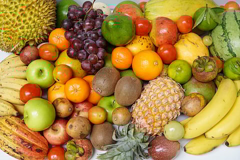 What is the correct way to eat summer fruits to prevent sugar spikes