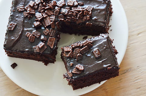 Eggless chocolate cake without oven