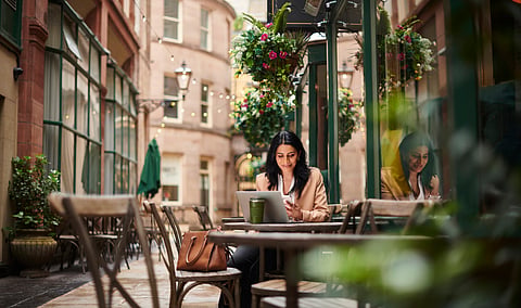 A women working from a cafe