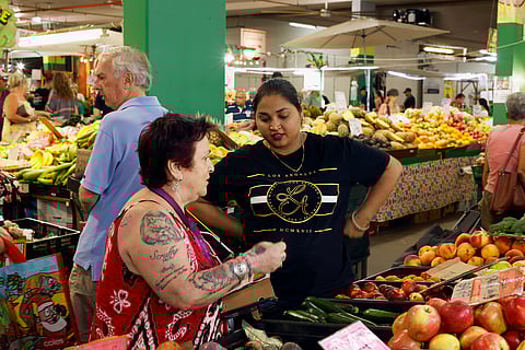 Anti-resolutions for Indians