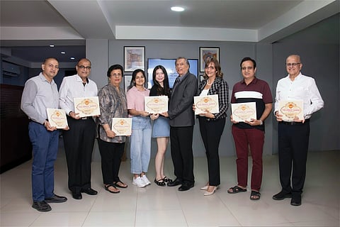 Committee members of the Hindu Samaj being bequeathed with the
commemorative Hindu Samaj centennial book.
(From L to R): Navanit Dhawijswarnhul, Dipak Shah,
Meena Rochsilthum, Apoorva Mahajan (Masala), Grace Clarke
(Masala), President Vichai Premmanisakul,
Anju Manchanda, Navin Dharwijswarnhul, and
Ashok Kumar Chawla.