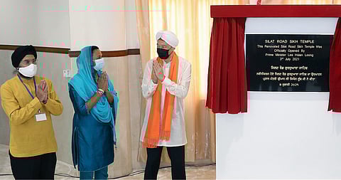 Singapore PM wears turban during speech thanking Sikh community for their contributions