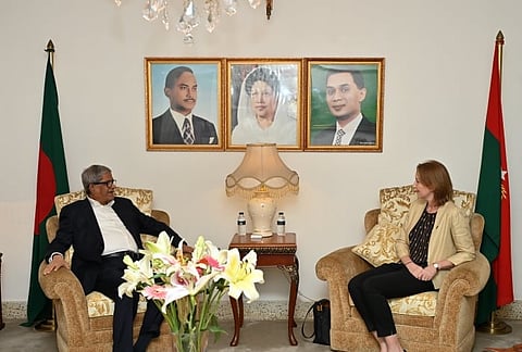 ബിഎൻപി സെക്രട്ടറി ജനറൽ മിർസ ഫഖ്രുൽ ഇസ്ലാം ആലംഗീറും ബംഗ്ലാദേശിലെ ഓസ്ട്രേലിയൻ ഹൈക്കമ്മീഷണർ സൂസൻ റൈലും. (ബിഎൻപി ഫേസ്ബുക്ക് പേജിൽ നിന്ന് എടുത്ത ചിത്രം.)