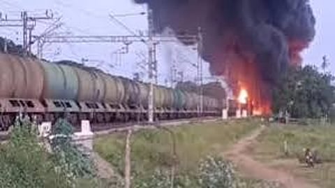 തമിഴ്നാട്ടിൽ എണ്ണയുമായി വന്ന ഗുഡ്സ് ട്രെയിനിന് തീപിടിച്ചു