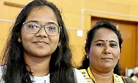 അമുദവല്ലിക്കൊപ്പം മകൾ സംയുക്ത കൃപാലിനി