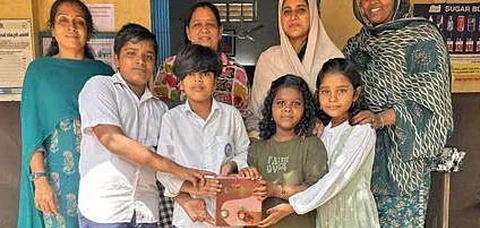 ഐഫോണ് കളഞ്ഞു കിട്ടി; അധ്യാപികയെ ഏല്പ്പിച്ച് വിദ്യാര്ത്ഥികള്