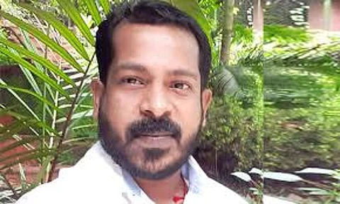 പൊതുസ്ഥലത്ത് പരസ്യമായി മദാപിച്ചു; കേസെടുക്കാതെ പൊലീസ്
