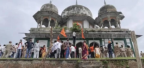 ഫത്തേപൂരിൽ നവാബ് അബ്ദുൾ സമദിന്റെ ശവകുടീരത്തിന് നേരെ ആക്രമണം
