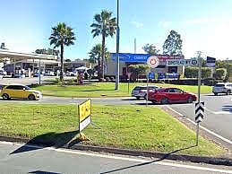 കെമിസ്റ്റിനു പുറത്ത് കഴുത്തിന് പരിക്കേറ്റ നിലയിൽ ഒരാളെ കണ്ടെത്തി