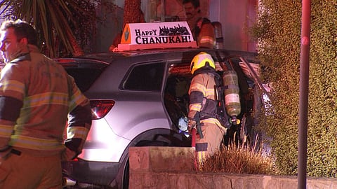 മെൽബണിൽ ക്രിസ്മസ് രാവിലെ ഹനുക്ക ചിഹ്നമുള്ള കാർ തീയിട്ടു