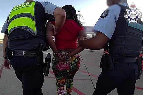 വിമാന ജീവനക്കാരെ ആക്രമിച്ച കേസിൽ 52ക്കാരിയെ കോടതിയിൽ ഹാജരാക്കി