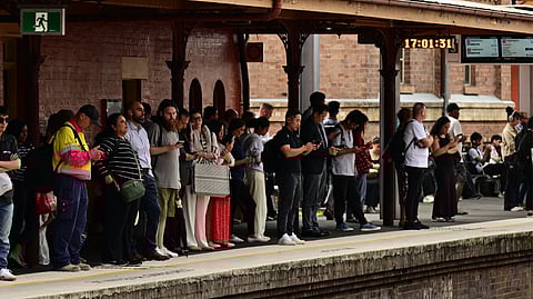 ടൗൺ ഹാൾ സ്റ്റേഷനിൽ അടിയന്തര അറ്റകുറ്റപ്പണികൾ: ട്രെയിനുകൾ വൈകുന്നു