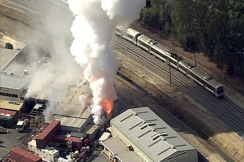 പെർത്തിലെ ബാറ്ററി റീസൈക്ലിംഗ് പ്ലാന്റിൽ വൻ തീപിടുത്തം; വിഷപ്പുക പടരുന്നു, ജാഗ്രതാ നിർദ്ദേശം