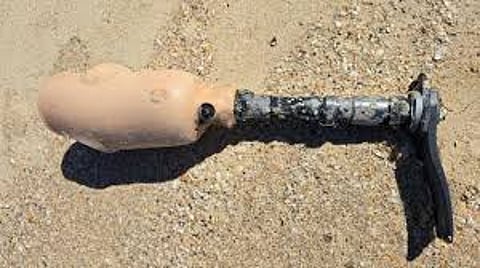 എൻഎസ്ഡബ്ല്യു മിഡ് നോർത്ത് കോസ്റ്റ് ബീച്ചിൽ കൃത്രിമ കാൽ കണ്ടെത്തി