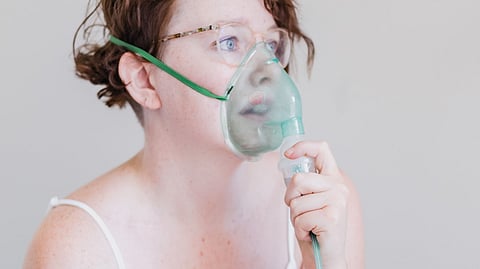 Asthma patient responding to treatment. (Unsplash)