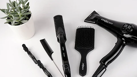 Combs and Brushes for Men's Hair of every type (Unsplash)