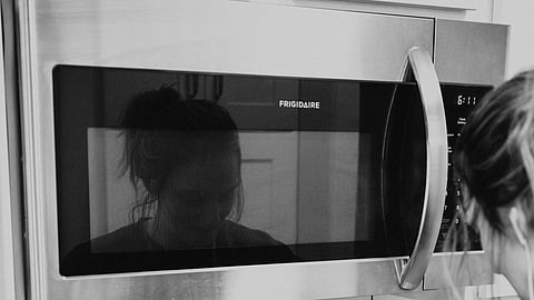 Frozen stuffed chicken goods cooked/baked in an air fryer or a microwave can lead to food poisoning. (Image :Unsplash)