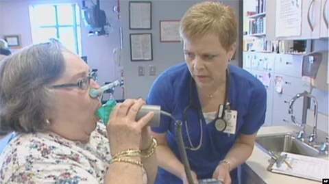 Chronic Obstructive Pulmonary Disease (COPD) — a debilitating chronic lung disease that includes emphysema and chronic bronchitis — has previously been linked to mental health problems, such as depression, anxiety, and substance use disorders. But a new study by University of Toronto researchers found that, even though adults without the disease were mentally flourishing at higher rates, a strong majority of those diagnosed with COPD were in excellent mental health.