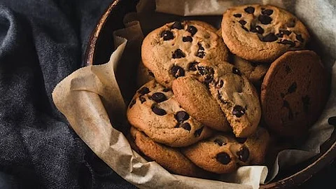 She took to Twitter to acknowledge the "thoughtful" gesture. She was in two minds about whether it was the shopkeeper who gave the cookies or was it Swiggy.