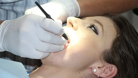 KHN and CBS News reported that the Las Vegas Institute, a company that previously taught dentists to use the AGGA