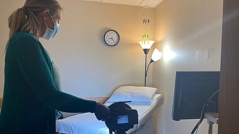Soon a
fter
a patient
leaves First Step
Resource Center, a
clinic
tailored to treat survivors
of sexual ass
au
lt, Jacqueline Towarnicki prepares the examination room in case she
gets a call that someone else needs to see
a sexual assault nurse examiner.