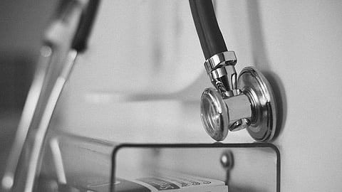 Woman has knowledge of forensics and using her background, she purchased a white doctor's coat having her name stitched on it as 'Junior Resident' in Forensics and Toxicology department