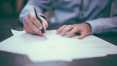 A wide range of medical specializations and professions are represented in the healthcare and medical businesses. A CV that focuses on the abilities, education, training, and experience particular to those in these disciplines is known as a healthcare resume.
(Unsplash)