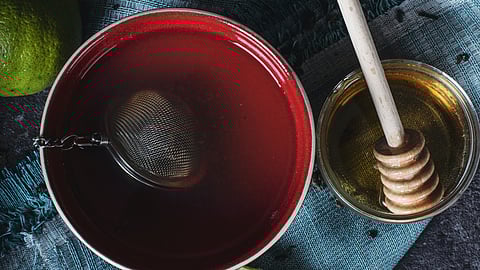 When low doses of honey and vinegar were combined, a significant number of bacteria were observed to perish—an exciting finding. (Unsplash)