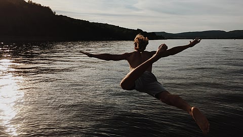 The researchers set up a belly flop-like water experiment using a blunt cylinder but adding an important vibrating twist to it, which ultimately led them to counterintuitive findings.(Representational image: Wikimedia Commons)