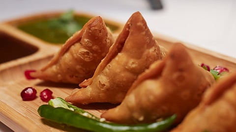 Investigations indicated an organized operation in which the accused reportedly replaced mutton with cheaper beef in Samosas to increase earnings.
(Representational image: Pixabay)