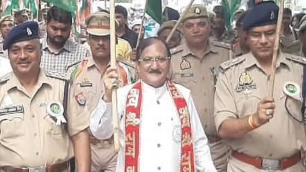 Moradabad Mayor sparks controversy after a viral video shows him pretending to donate blood during PM Modi's birthday celebration. (X/@Vinodmayormbd)