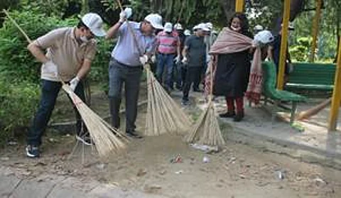 Government officials take the lead in keeping public spaces clean under Swachhata Ki Bhagidari. (PIB)