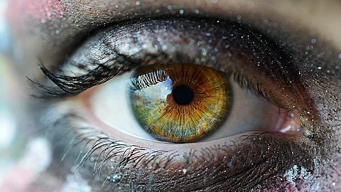 You can blur your vision by simply relaxing your eye muscles, allowing you to control your focus. (Image from Pixabay)