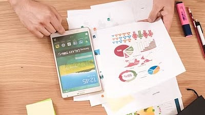 Slightly more than 1 in every 5 men ages 65 to 74 live alone, according to 2022 Census Bureau data. That rises to nearly 1 in 4 for those 75 or older. Nearly 40% of these men are divorced, 31% are widowed, and 21% never married. (Unsplash)