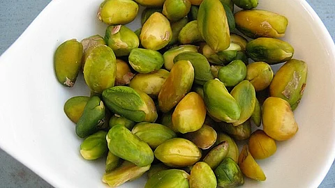 A study by Tufts University highlights the role of pistachios in improving macular pigment density, reducing the risk of age-related vision loss. (Wikimedia Commons)