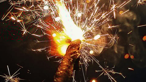 Stubble burning and firecrackers create a ‘pollution cocktail’ impacting respiratory health.
(Representational image: Unsplash)
