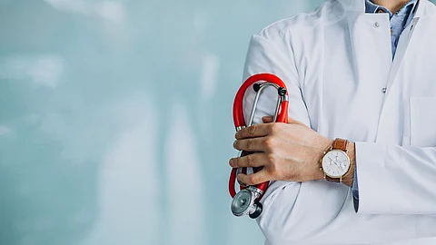 Healthcare on Life Support: CAG Report Reveals Critical Staffing Gaps in Kerala’s Government Hospitals. (Image: Freepik)