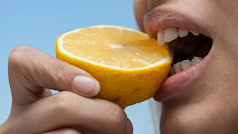 Is lemon water bad for teeth?