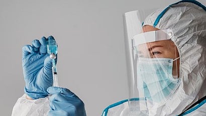 A hospital team member feeling syringe from the injection