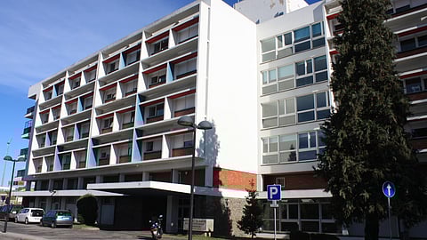 A building with lots of rooms representing the Regional Mental Hospital, Pune.