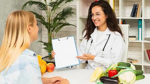 Image shows registered dietitian dealing with a patient.