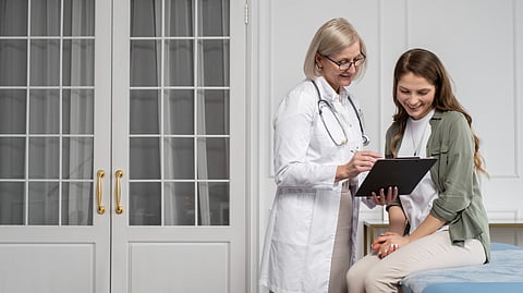 Image of a doctor giving advice to her patient.