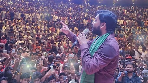 Illustration of Khan Sir giving a speech to the crowd.