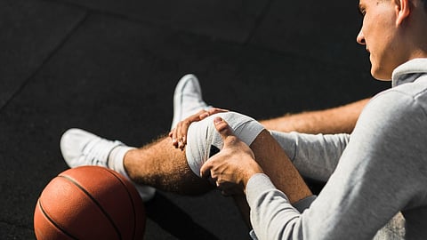 https://www.freepik.com/free-photo/basketball-player-applying-bandage-knee_6436520.htm