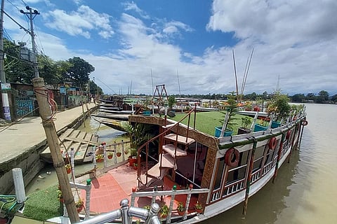সুনামগঞ্জে পর্যটক নেই, তাই টাঙ্গুয়ার হাওরে যাচ্ছে না হাউসবোট। পৌর শহরের সুরমা নদীর সাহেববাড়ি ঘাটে বুধবার সকালে | ছবি: খলিল রহমান