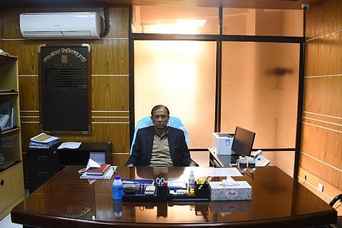 ‘বিশ্ববিদ্যালয়ে যাব না, পদত্যাগও করব না’