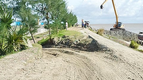 লক্ষ্মীপুরের কমলনগর নদীর তীর রক্ষা বাঁধ কেটে রাস্তা-জেটি নির্মাণ