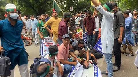 ৩৫ প্রত্যাশীদের ছত্রভঙ্গ করতে পুলিশের টিয়ারশেল নিক্ষেপ